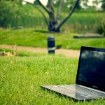 laptop in iarba