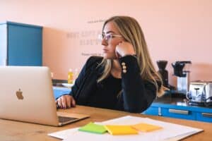 Self-downing în business cum scăpăm de negativism